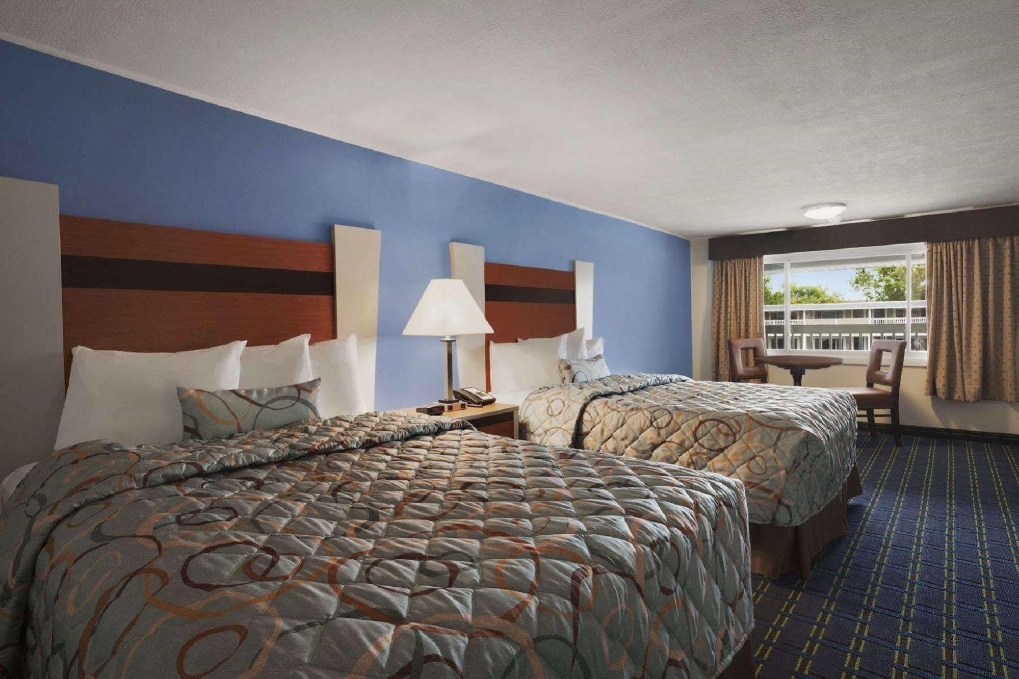 Days Inn By Wyndham - Cape Cod West Yarmouth Exterior foto